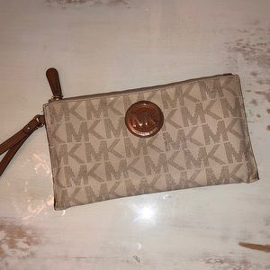 Michael Kors Wrislet 10 in x 5 1/2 in